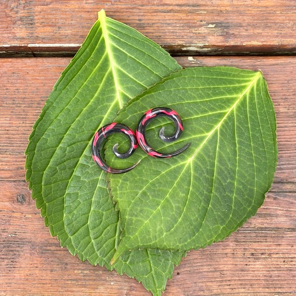 🌈 3/$20 Buffalo Horn Tapered Gauge Black/Red Spiral Tribal Horseshoe Earring - Picture 2 of 4